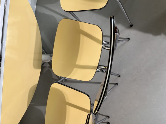 Image 1 of Tavolo in formica color giallo burro con 4 sedie