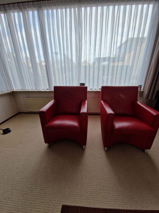 Image 1 of Dos sillones de diseño Leolux: comodidad y carácter en cuero rojo
