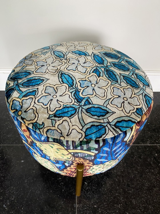 Sgabello upcycled rivestito con tessuto di design – Sgabelli, Metallo, Tessile (photo 4 of 5)