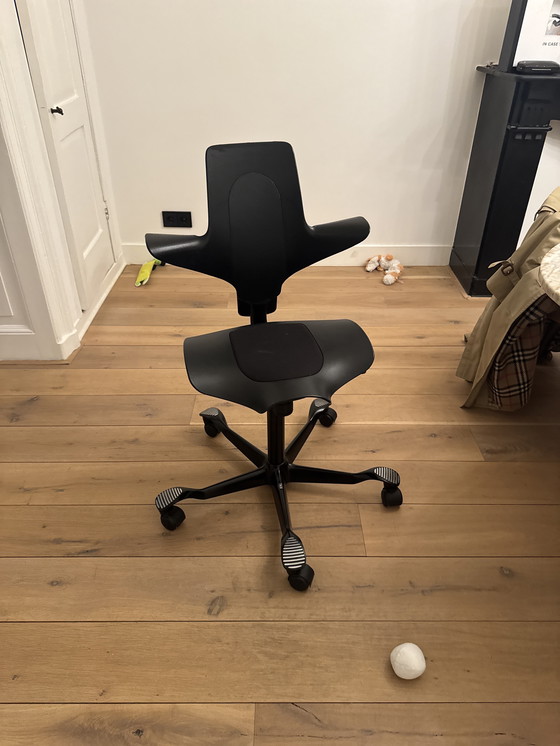 Image 1 of Schwarzer ergonomischer Bürostuhl auf Rollen