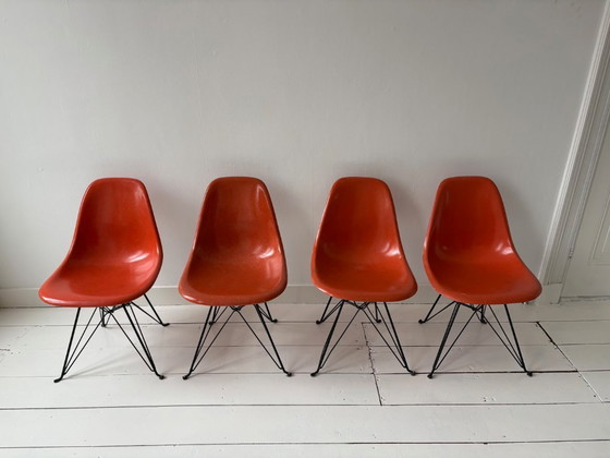 Image 1 of 4 chaises Eames originales en fibre de verre Herman Miller – Orange – Piètement Eiffel (DSR)