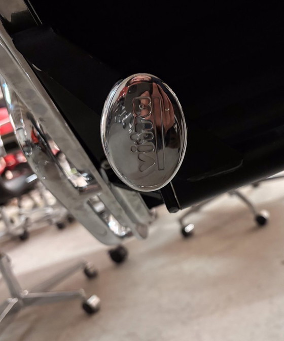 Image 1 of Vitra EA 119 Charles & Ray Eames Piel, Aluminio - Negro - Silla de oficina, Silla de diseño