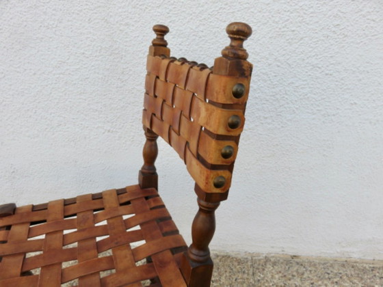 Sedia spagnola in legno massello di quercia e spesse cinghie di cuoio color cognac, anni '30-'40. (photo 6 of 11)