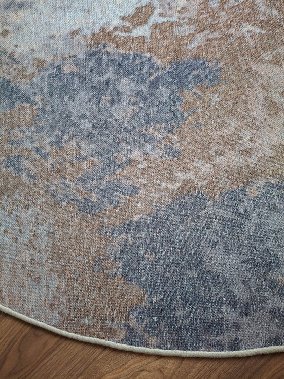 Image 1 of Alfombra redonda con estampado abstracto