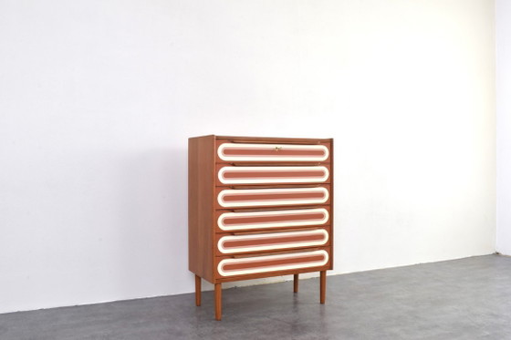 Cómoda de teca pintada a mano con estilo Op Art de mediados de siglo, década de 1960. – Wood (photo 7 of 17)