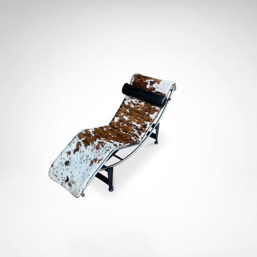 Chaise longue double LC4 en peau de poney, conçue par Le Corbusier pour Cassina dans les années 1990.