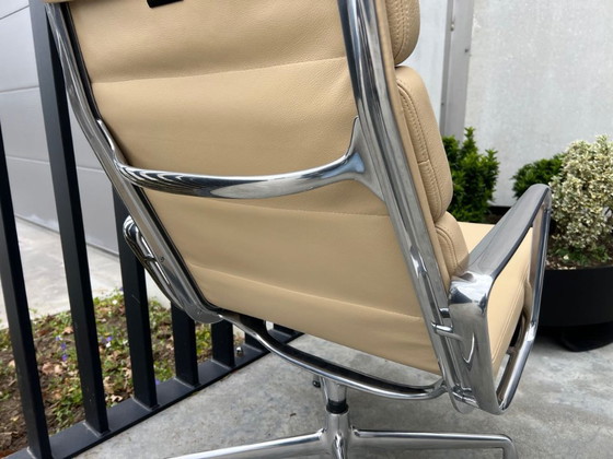 Vitra Eames EA216 Lederen Fauteuil – Leather, Metal (photo 7 of 12)
