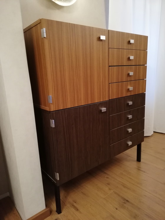 Image 1 of Mobiletto vintage di metà secolo su base in acciaio