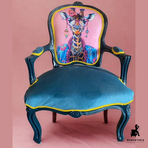 Animale moda divertente su poltrona barocca per bambini