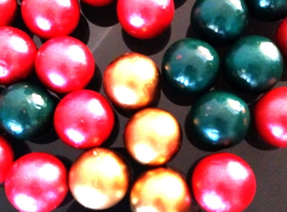 Image 1 of Set di palline decorative natalizie in rosso, verde e oro. Perfette come centrotavola, riempimento di vasi, decorazione di ghirl