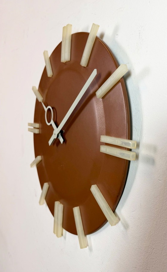 Image 1 of Reloj de pared industrial marrón de oficina de Pragotron, década de 1970