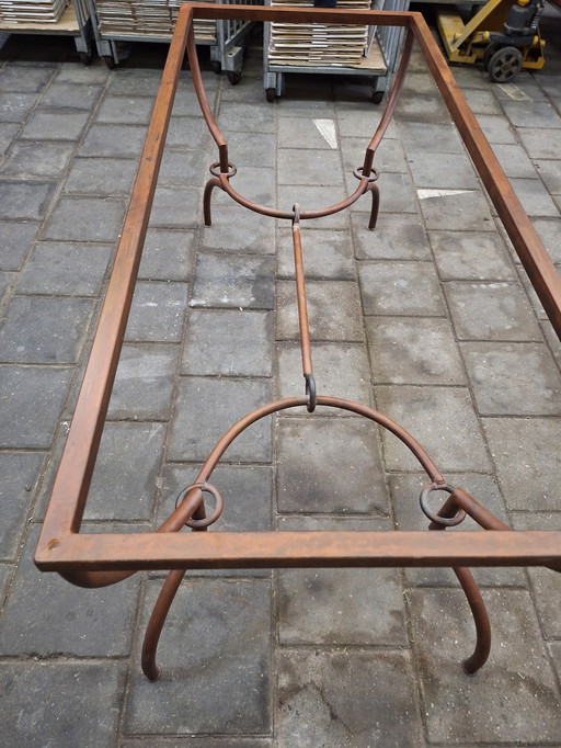 Table en verre avec cadre en métal