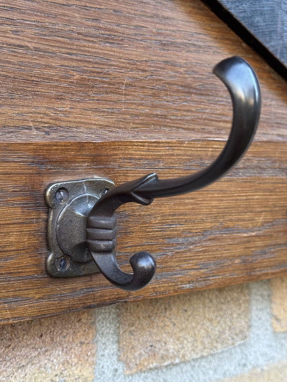 Image 1 of Porte-manteau de l'école d'Amsterdam | vers 1920 | Chêne massif | Une pièce qui attire tous les regards