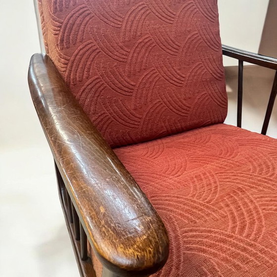 Image 1 of Fauteuil cocktail/lounge vintage avec accoudoirs en noyer et revêtement en tissu rouge d'origine. Un classique des années 19
