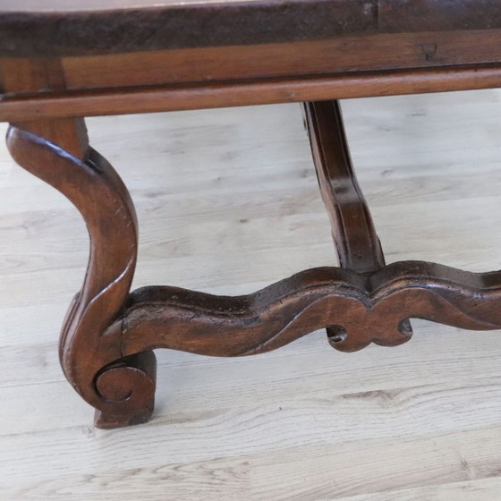 Image 1 of Mesa de centro de nogal macizo, Italia, principios del siglo XX.