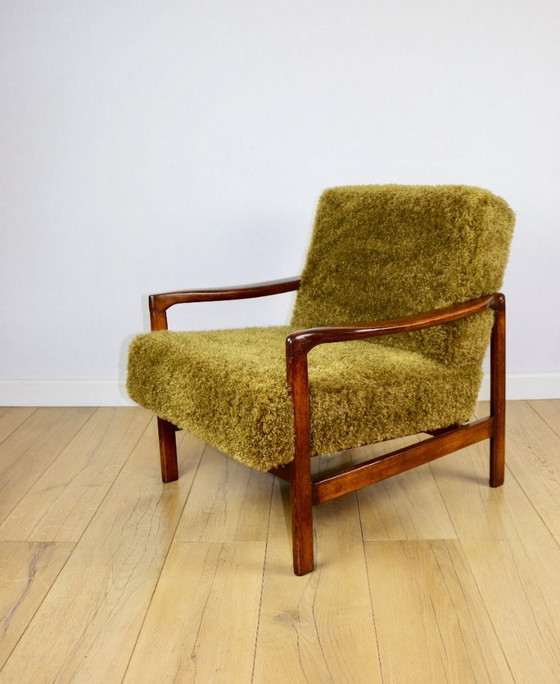 Image 1 of Fauteuil vintage en bois marron kaki/olive à poils longs en forme de renard par Z. Bączyk - 2 exemplaires disponibles