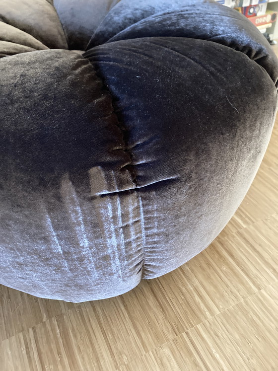 Image 1 of Grand pouf en velours marron