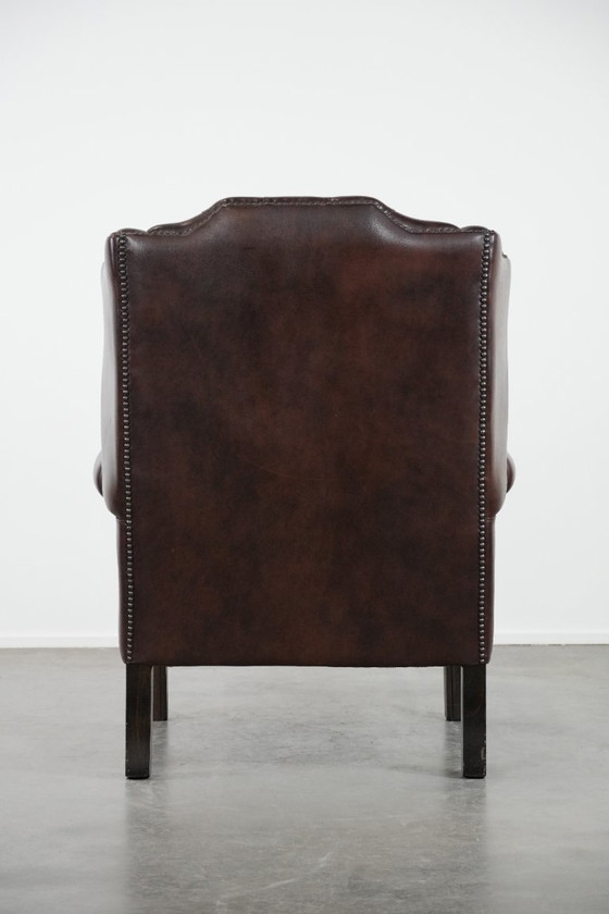 Image 1 of Tijdloze bruine rundleren chesterfield oorfauteuil in Engelse stijl