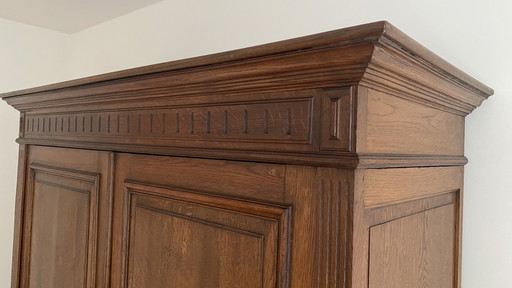 Bellissimo mobile d'epoca elegante con ampio spazio di archiviazione e 3 cassetti