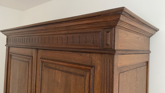 Image 1 of Magnifique armoire antique élégante avec beaucoup d'espace de rangement et 3 tiroirs