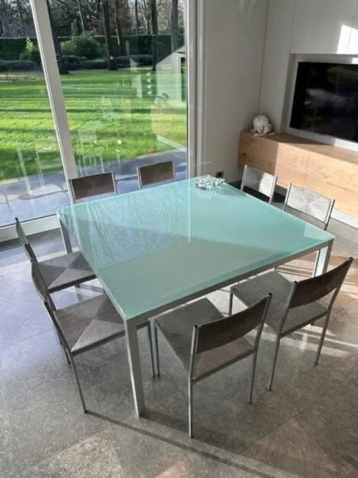 Tabletop in frosted glass and the frame in grey aluminium. – eettafels (photo 2 of 6)