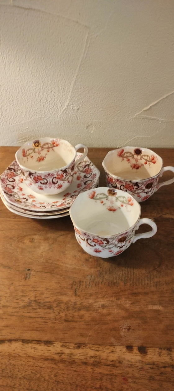 Image 1 of Tres tazas y platillos británicos de la colección de 1893-1894, octogonales, estilo Reina Ana.