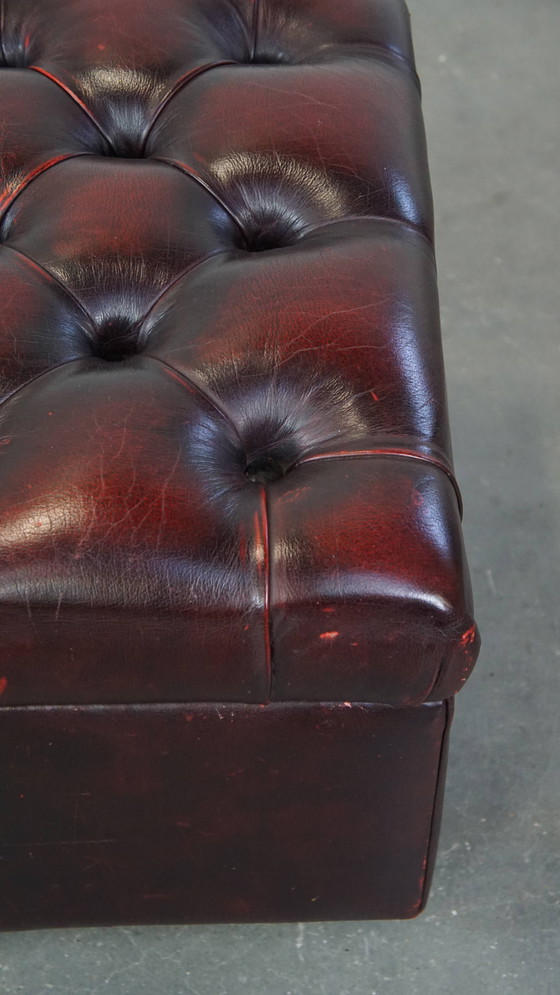 Image 1 of Rode Rundleren Chesterfield Hocker Op Wieltjes