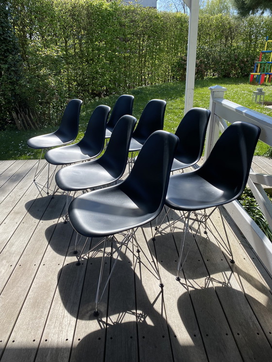 Image 1 of 8 sedie Charles Eames con scocca nera e gambe in alluminio cromato, modello Torre Eiffel