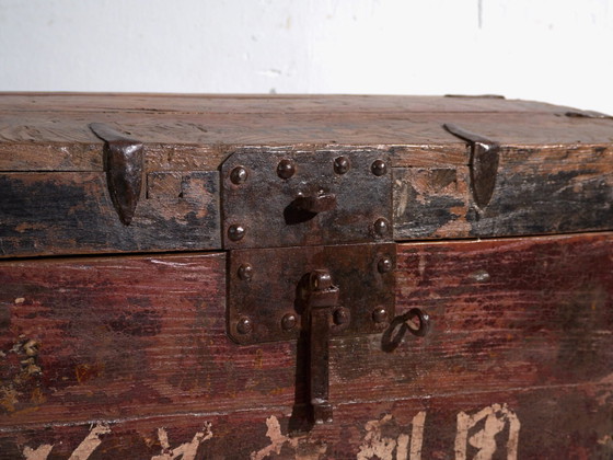 Baule antico rinforzato in ferro in legno di pino – Cina, circa 1900 – Armadi contenitori, Iron, Rustic (photo 14 of 40)