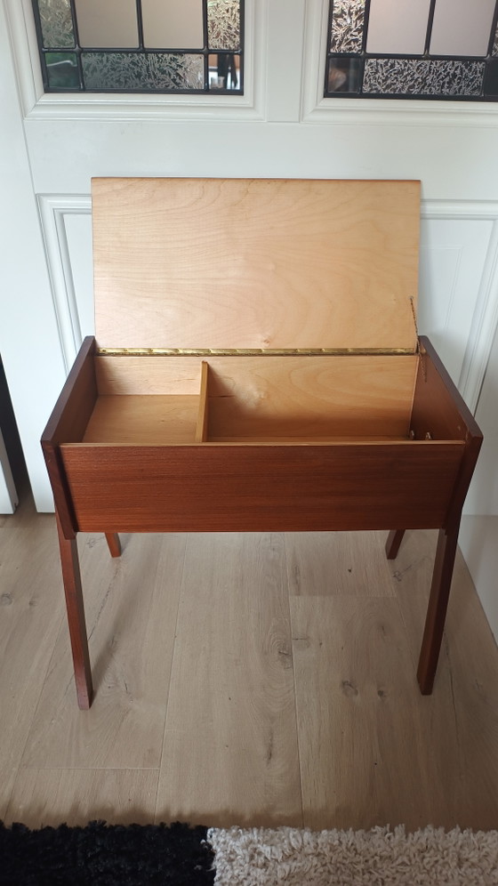 Image 1 of Table d'appoint vintage danoise en teck, idéale pour les plantes, les plantes ou la couture – années 1960