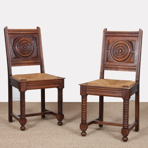 Par de sillas de madera maciza con asiento de paja, de fabricación francesa, 1940.