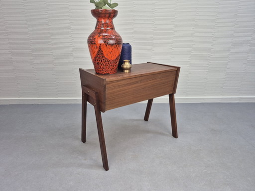 Vintage teak wood sewing thread/supplies table/cabinet. – bijzettafels (photo 2 of 13)