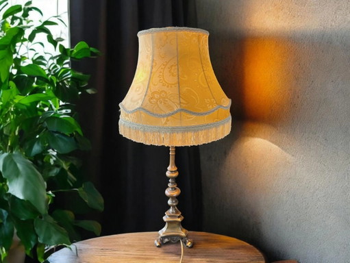 Lampada da tavolo vintage Mid Century, paralume frangiato in broccato dorato, anni '60/'70