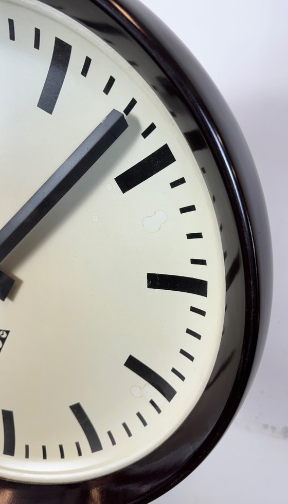 Image 1 of Grote industriële bakelieten dubbelzijdige fabrieksklok van Pragotron, jaren 50