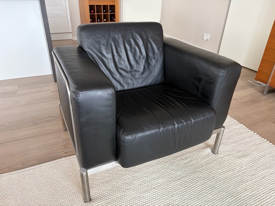 Fauteuil en cuir noir avec cadre couleur argent (photo 2 of 10)