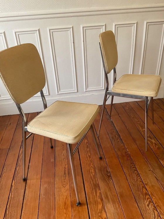Image 1 of Een paar vintage stoelen uit de jaren 50 - gestempeld - verchroomd staal en gepatineerd kunstleer.