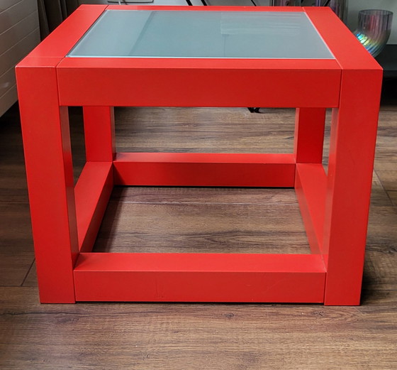 Image 1 of Roter Beistelltisch aus Massivholz in Würfelform mit sandgestrahlter Glasplatte aus den 1980er Jahren.
