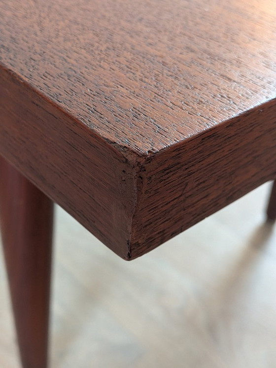 Table basse en teck de style moderne du milieu du siècle avec incrustation de mosaïque (attribuée à Wébé) (photo 10 of 13)