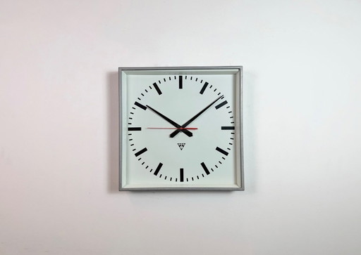 Reloj de pared cuadrado gris grande de Pragotron, años 70