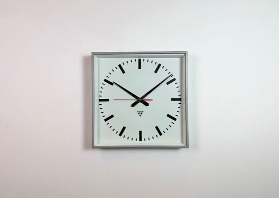 Image 1 of Reloj de pared cuadrado gris grande de Pragotron, años 70