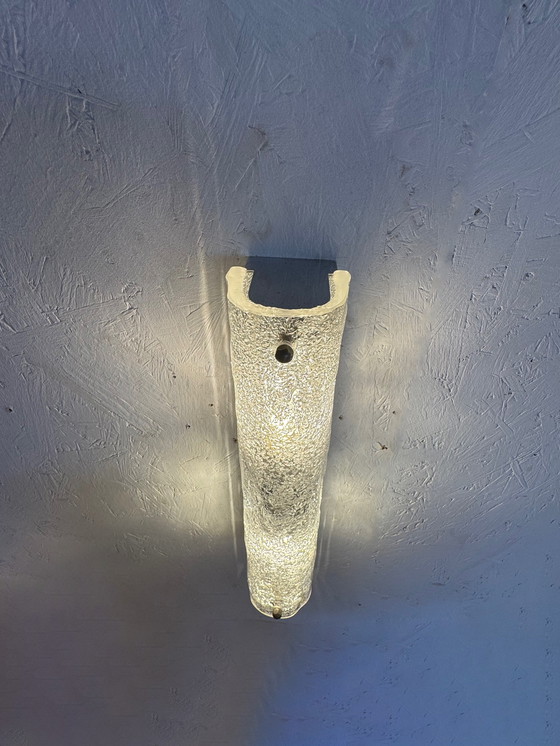 Image 1 of Grande lampada da parete in vetro ghiacciato testurizzato: eleganza brutalista di metà secolo