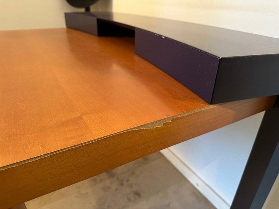 Image 1 of Escritorio de diseño elegante con superficie curva.