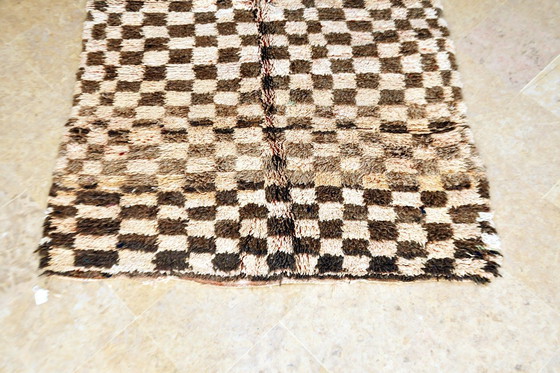 Image 1 of Vintage Checker Zemmour ROud maar tijdloos, dit vintage Zemmour-kleed heeft een opvallend ruitpatroon – 240 x 140 cm | Zwart &am