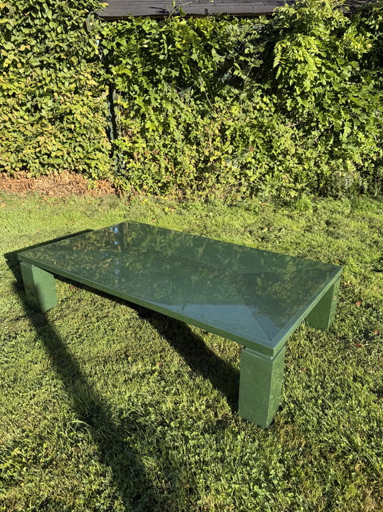 Postmodernes Design Grüner Schildkrötenpanzer mit Messingeinlage Couchtisch, Italien 1980er – Couchtische (photo 4 of 6)