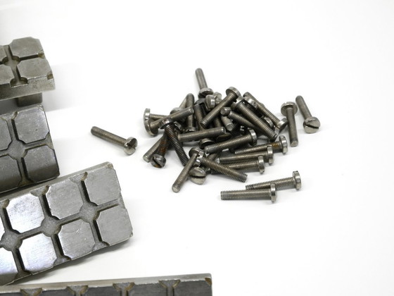 Image 1 of Grandi maniglie per porte di armadi in alluminio fuso dell'era spaziale del Mid Century 1960 - 26 pezzi - 2 misure