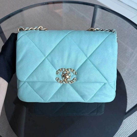Image 1 of Chanel Small 19 Tas C19 Gewatteerd geitenleer Tiffany Blue Tweekleurig Gouden Hardware Serie 29