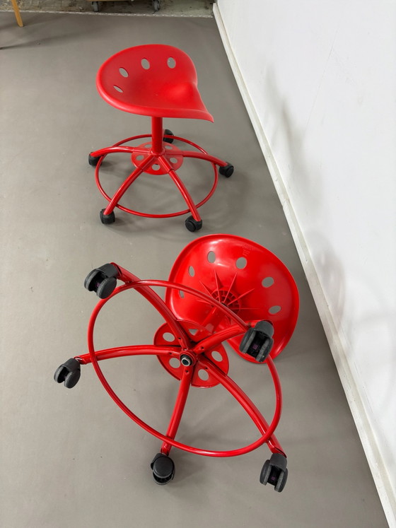 Set van 2 rood plastic tractor stoelen IKEA design, Krukjes, Metaal, Kunststof, Zwart (foto 5 van 6)