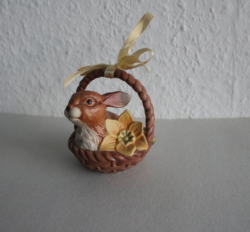 Un conejito adorable en una cesta con una flor amarilla. Goebel Edición Limitada Sorpresa de Pascua 2001