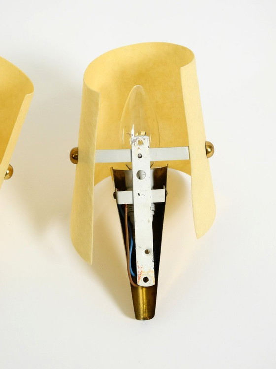 Image 1 of Una coppia di eccezionali applique da parete in ottone in stile Mid-Century Modern con paralumi in fibra di vetro.