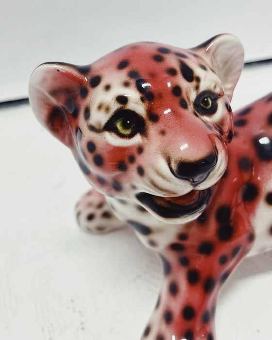 Image 1 of Cachorro de pantera de cerámica rosa